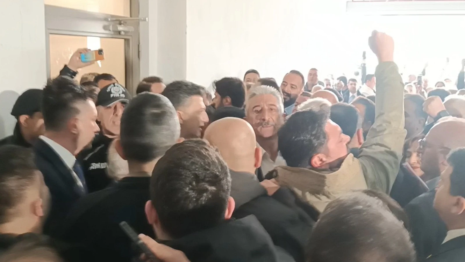 Bursa Büyükşehir Belediyesi'nde başkan vekili seçimi öncesi arbede: Polisler müdahale etti