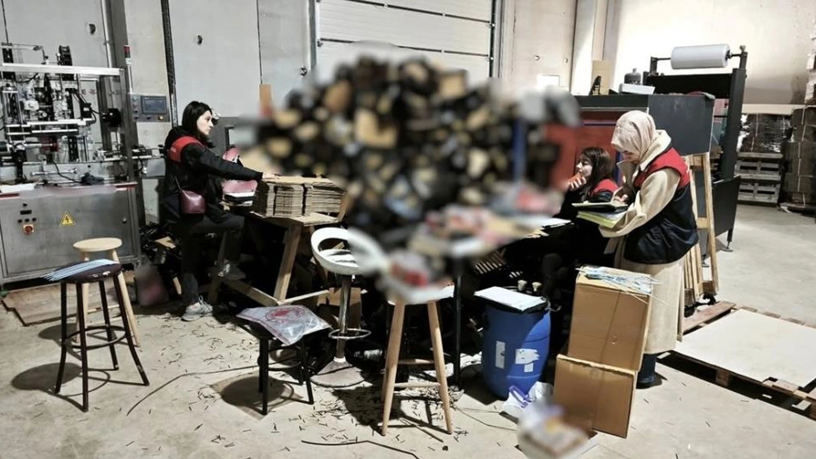 Lüleburgaz’da depo baskını: 1 milyon 136 bin kutu enerji içeceği ele geçirildi