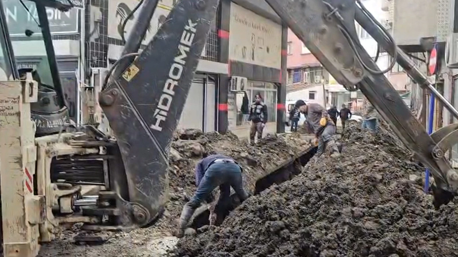 Kazı çalışmasında toprak altında kalan işçi kurtarıldı