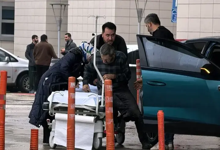 Soba borusuna ilave yapmak için çıktığı çatıdan düşüp yaralandı