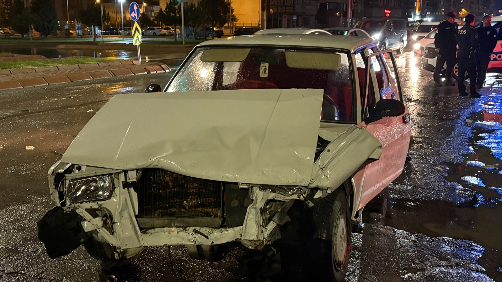Kayseri'de iki otomobil çarpıştı! Tofaş kağıt gibi ezildi