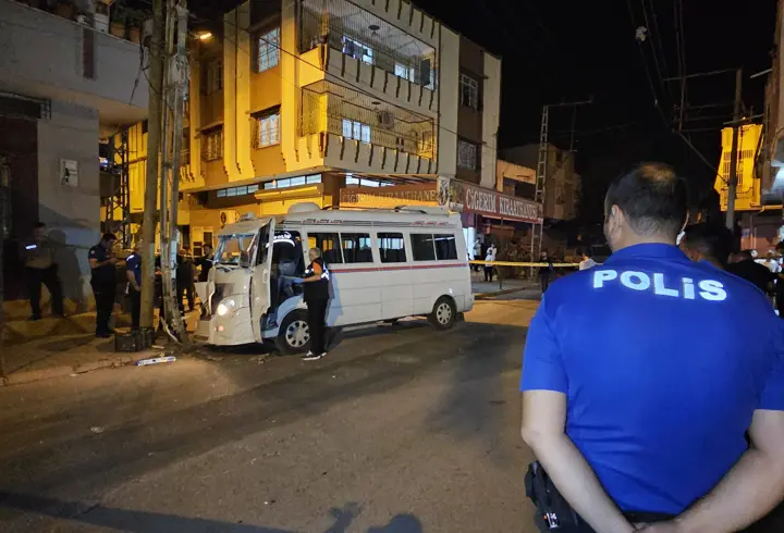 Dolmuş şoförü, direksiyon başında uğradığı silahlı saldırıda hayatını kaybetti