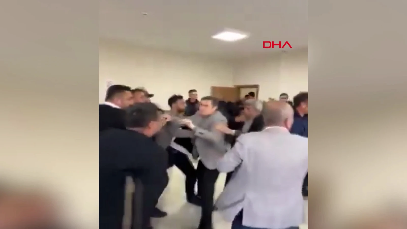 Şanlıurfa'nın Ceylanpınar Belediyesi'nde tekmeli yumruklu kavga: 6 yaralı