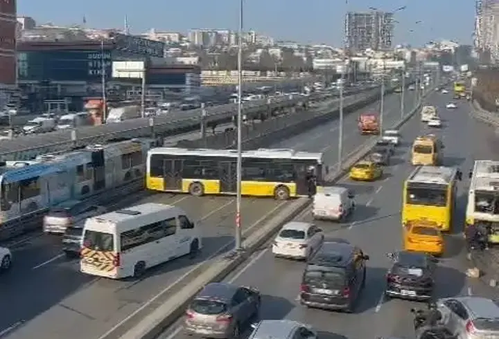 İstanbul'da İETT Otobüsü Kaza Yaptı: Yol Trafiğe Kapandı