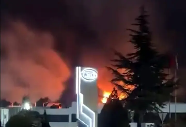 Fabrika bacasında çıkan yangın büyümeden söndürüldü