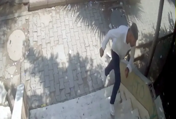 Balkon kapısından girdiği evdeki gardıroptan 250 bin liralık altın ve para çaldı