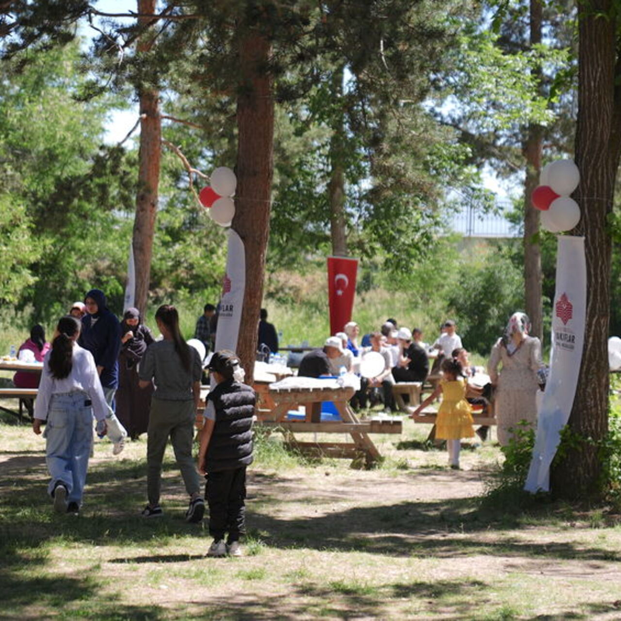 Erzurum'da yetim ve öksüz çocuklara "piknik şöleni"