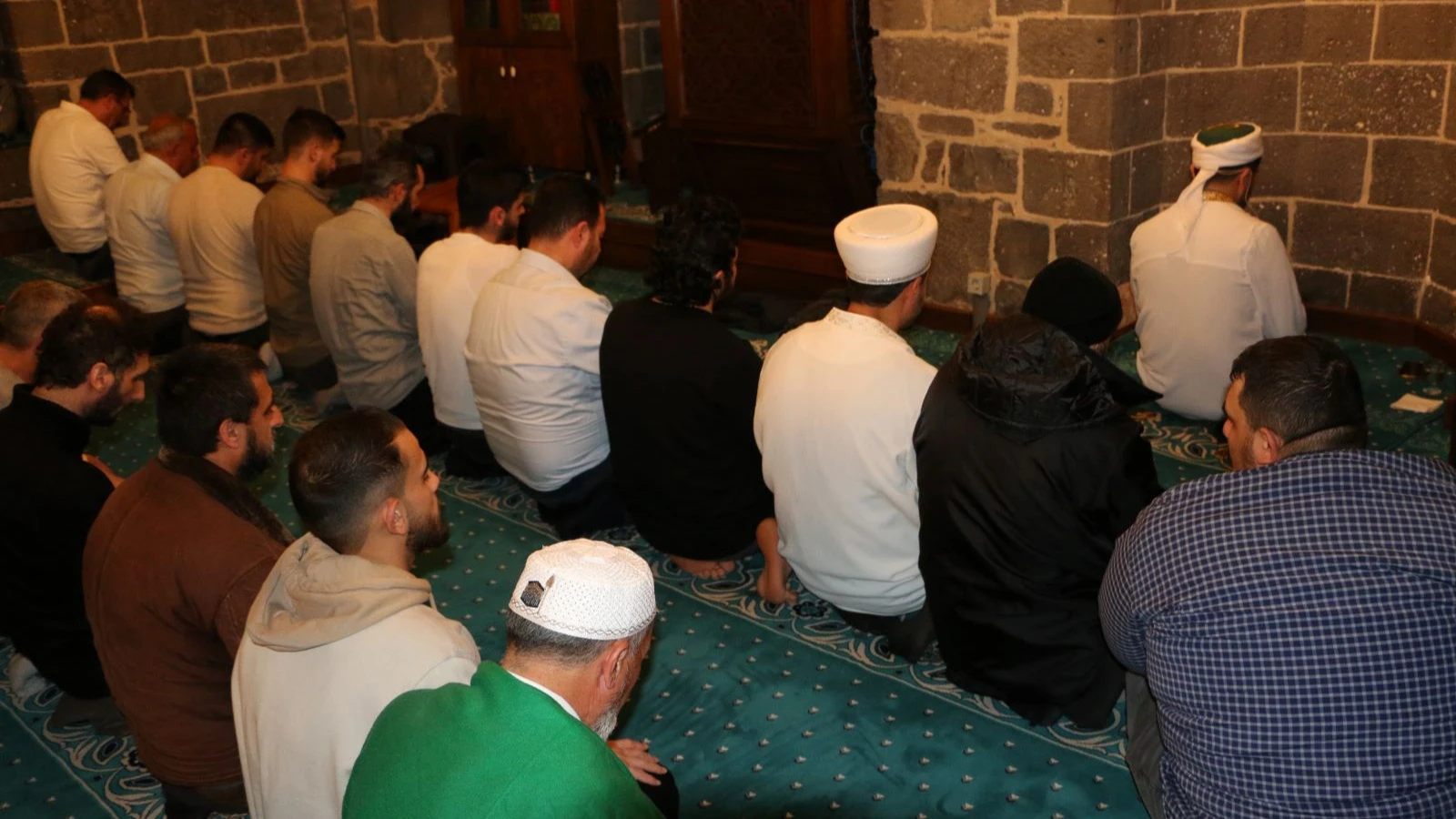 En uzun teravih namazı bu camide kılınıyor