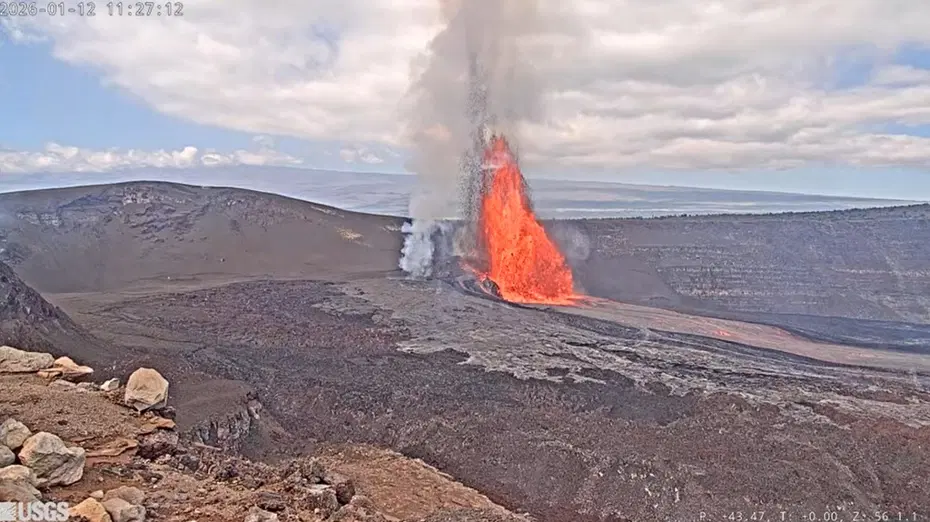 Hawaii'de volkan patladı, lavlar 350 metreye yükseldi
