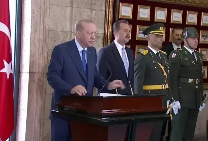 Büyük Zafer'in 104. Yılı: Cumhurbaşkanı Erdoğan Anıtkabir Özel Defteri'ni İmzaladı
