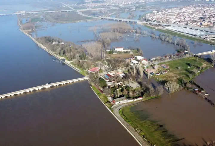 Edirne'de nehirlerin debileri arttı, köprüler trafiğe kapatıldı