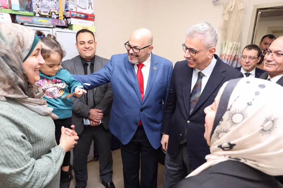 Bakan Memişoğlu, Kahire'de Filistinli hastaları ziyaret etti