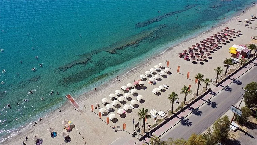 Kuşadası ve Didim'in sahillerinde 39 mavi bayrak dalgalanıyor