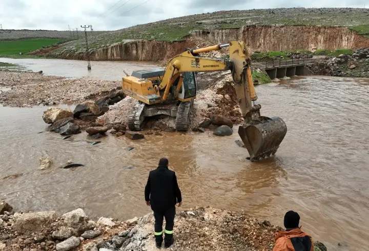 Şanlıurfa’da selin zarar verdiği yollarda onarım çalışmaları sürüyor