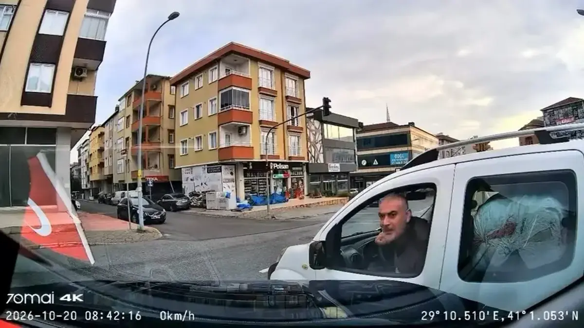Ümraniyede Trafikte Yol Verme Tartışması; 'Arabanı Parçalarım Senin'
