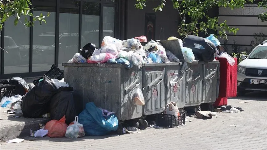 İzmir Çiğli'de işçilerin grevi nedeniyle sokaklarda çöp yığınları oluştu