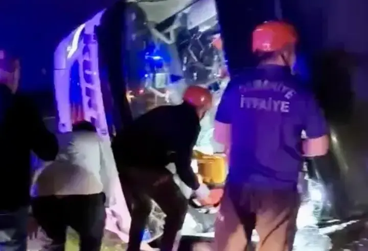 Osmaniye’de yolcu otobüsü devrildi