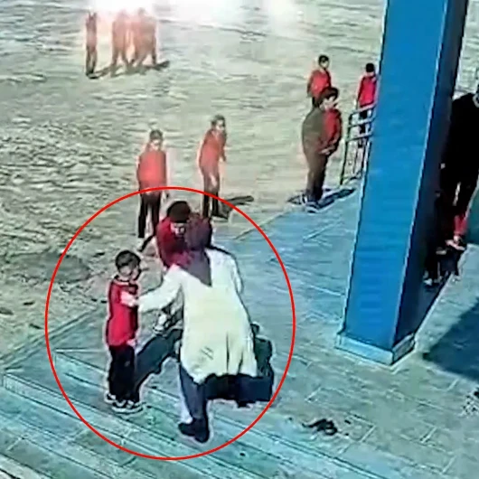 Nefes Borusuna Mandalina Kaçan Birinci Sınıf Öğrencisini Müdür Yardımcısı Kurtardı