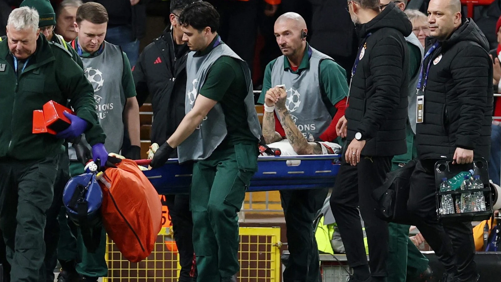 Liverpool, Noa Lang'ın sakatlığı sonrası reklam panolarını değiştirdi