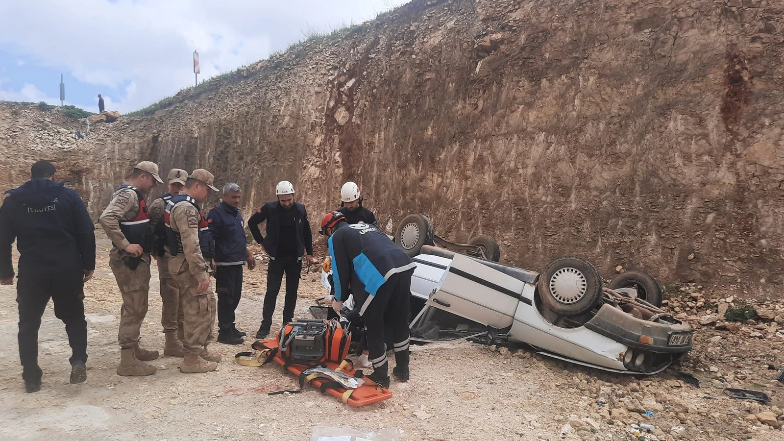 Otomobil 8 metreden uçtu: 1 ölü, 1 yaralı var