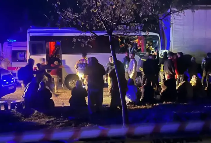 Tarım İşçilerini Taşıyan Midibüs, Tır'a Çarptı: 17 Yaralı