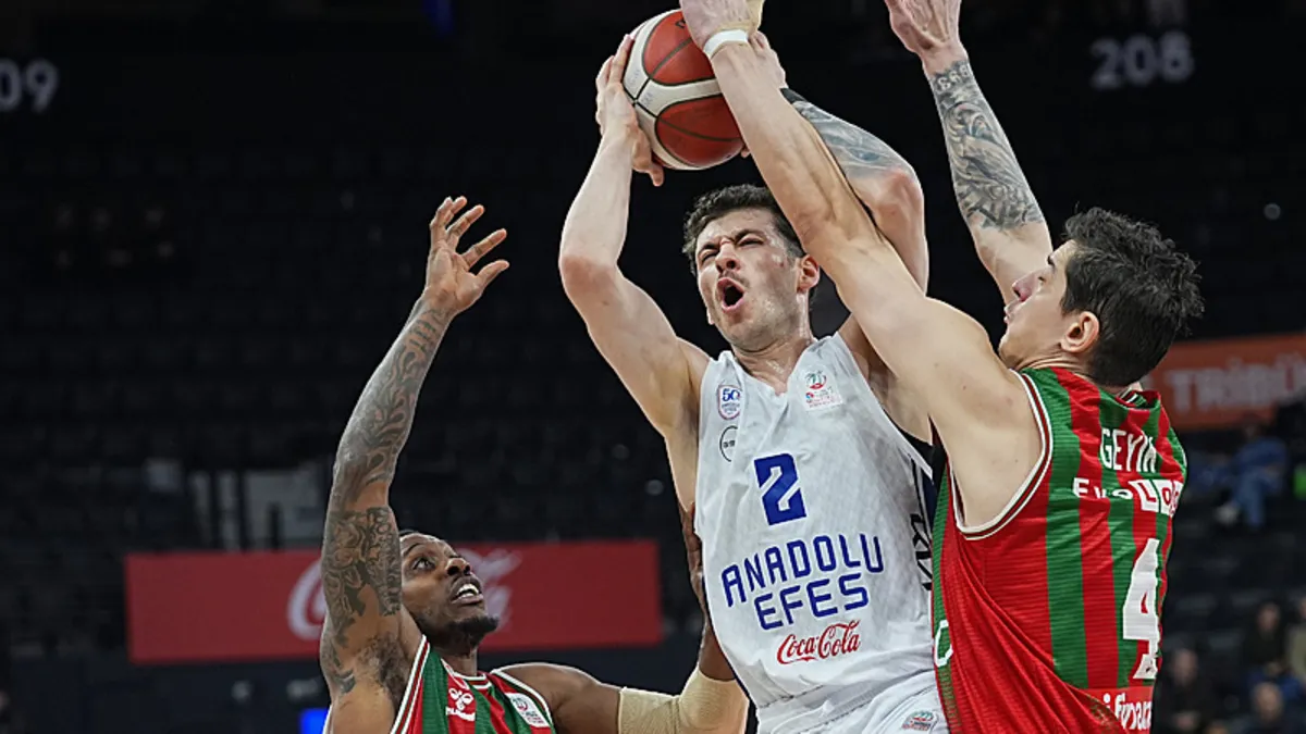 Anadolu Efes sahasında farklı galip!