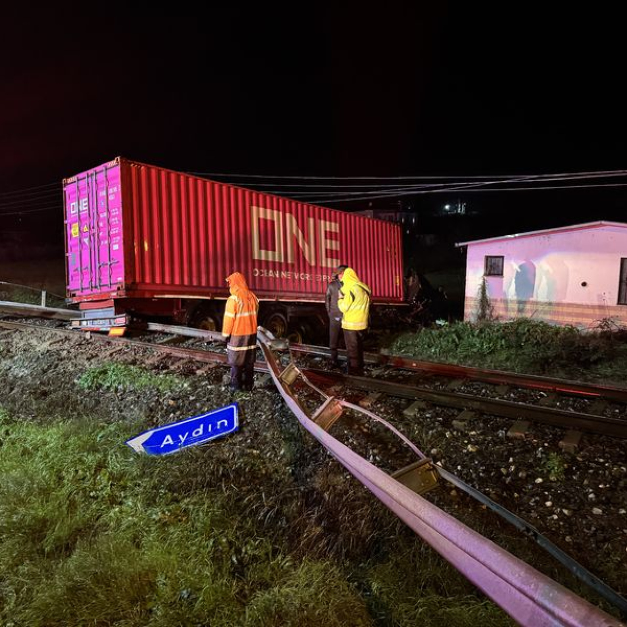 Kontrolden çıkan TIR, tren yoluna girdi; sürücü öldü