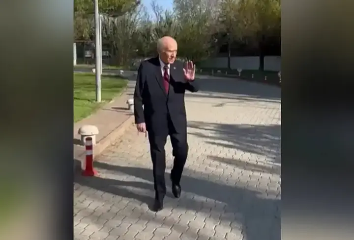 Bahçeli yürürken kime mesaj verdi? Elinde tesbih, fonda Altaylardan Tuna'ya..