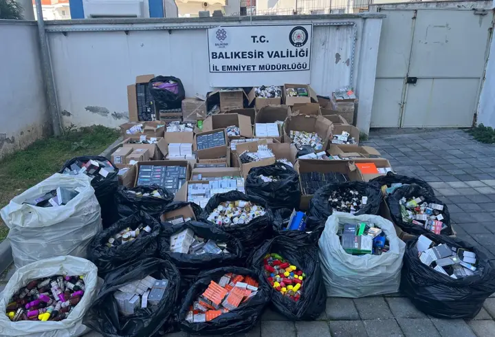 Balıkesir'de kaçak tütün ve cinsel uyarıcı ürün ele geçirildi