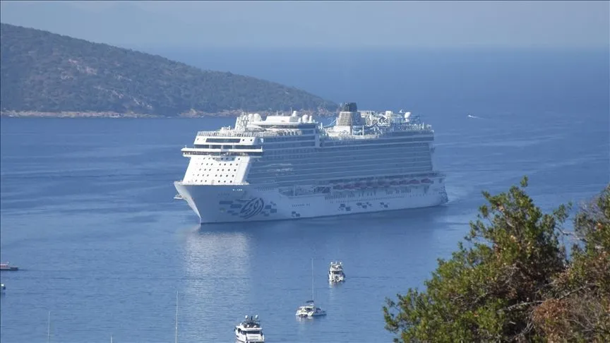 "Aroya" kruvaziyeri 1750 yolcusuyla Bodrum'a geldi