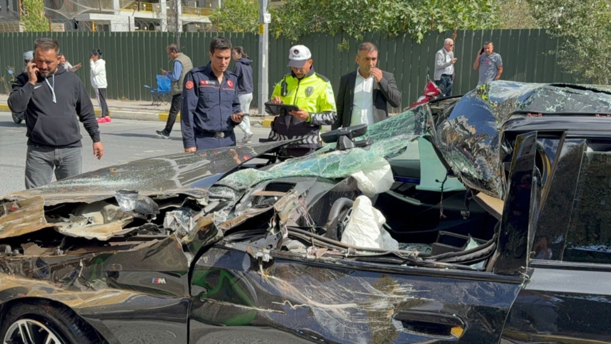 TIR’a çarpan otomobilin sürücüsü araçta sıkıştı