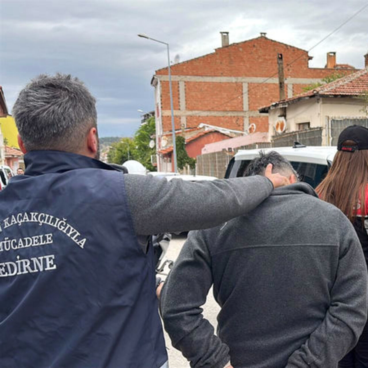 Edirne'de operasyon! 15 kaçak göçmen ile 4 FETÖ şüphelisi yakalandı