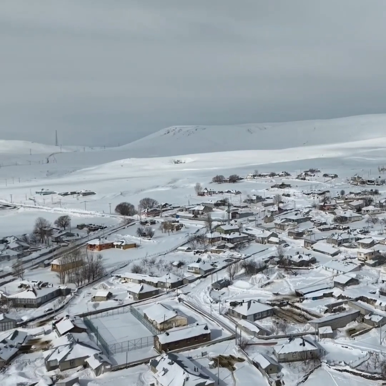 Van ve Bitlis'in kırsal bölgelerinde zorlu kış sürüyor