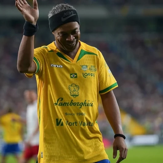 Tüm Dünya O Maça Kilitlendi! "Sihir Sahaya Geri Dönüyor" Diyerek Duyurdular: Ronaldinho Yeniden Yeşil Sahalara Çıkıyor