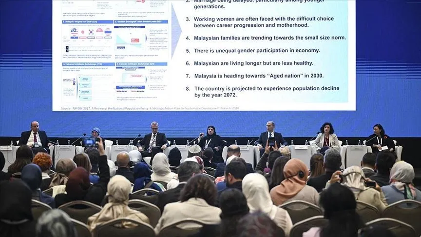 Uluslararası Aile Forumu'nun ikinci gününde nüfusla ilgili panel yapıldı