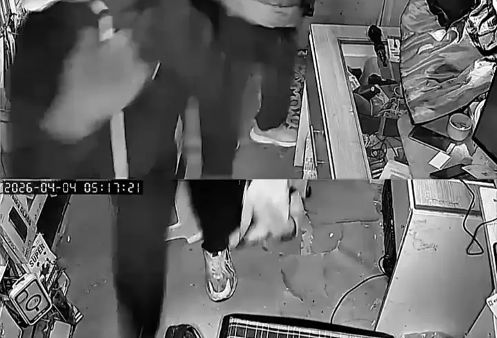 Yüzlerini kapüşonla gizleyip, 150 bin liralık telefon ve aksesuar çaldılar