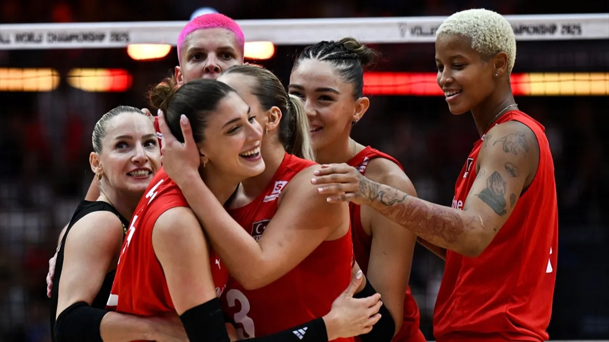 Dünya ikincisi olan A Milli Kadın Voleybol Takımı yurda döndü