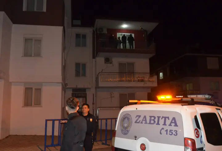Derin çatlaklar nedeniyle boşaltılan binaya mührü kırıp, yeniden yerleştiler