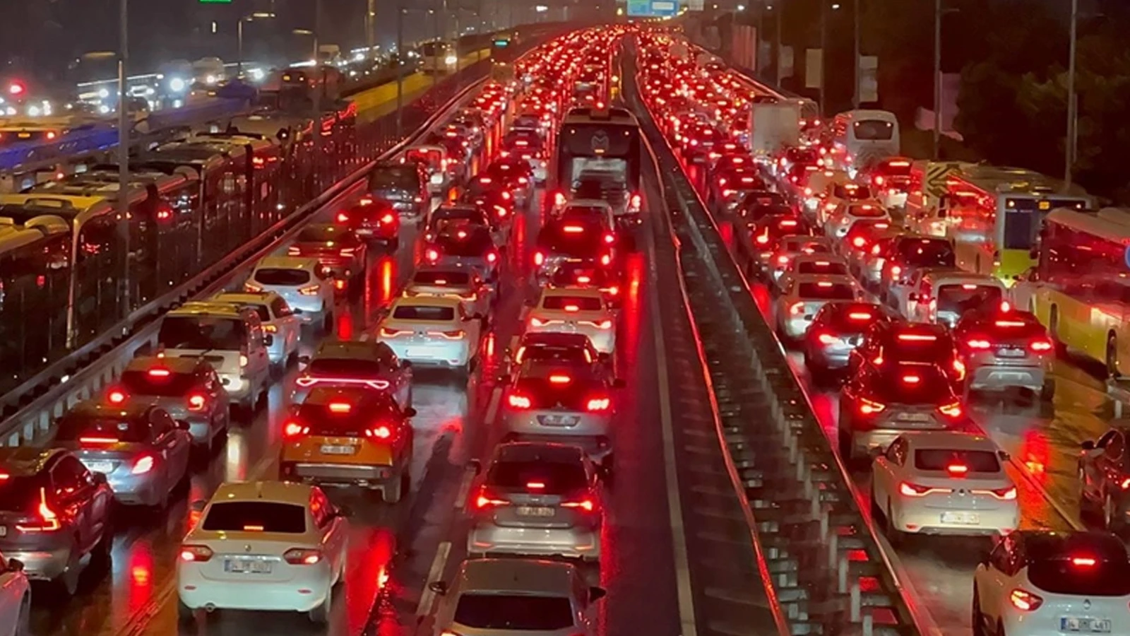 İstanbul'da trafik kilit! Yoğunluk yüzde 90'a ulaştı