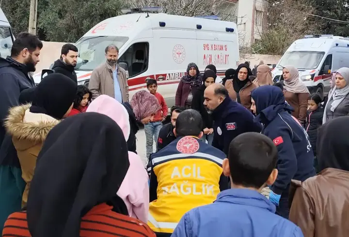 Hatay'da öğrenci servisi ile otomobil çarpıştı: 15 yaralı