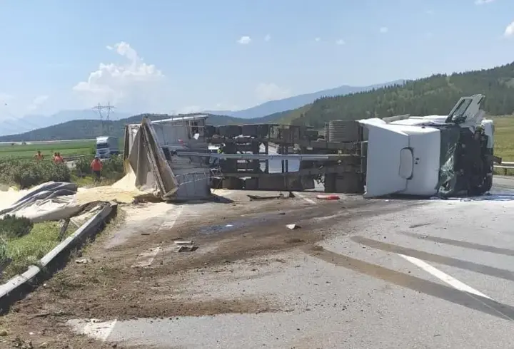 Gaziantep’te devrilen TIR’ın sürücüsü yaralandı, yolda uzun araç kuyruğu oluştu