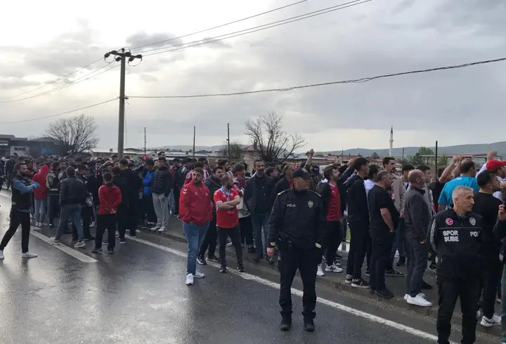 Sivassporlu taraftarlar, tesislerin önünde takımı protesto etti