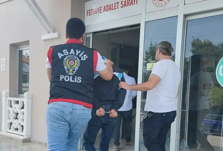 AK Parti İlçe Başkanlığı'na taşla saldıran şüpheli tutuklandı