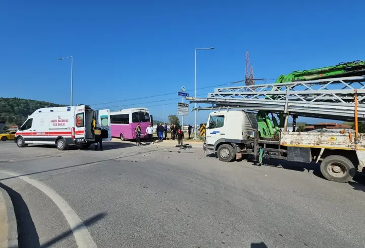Özel halk otobüsüyle çarpışan kamyonun şoförü ehliyetsiz çıktı