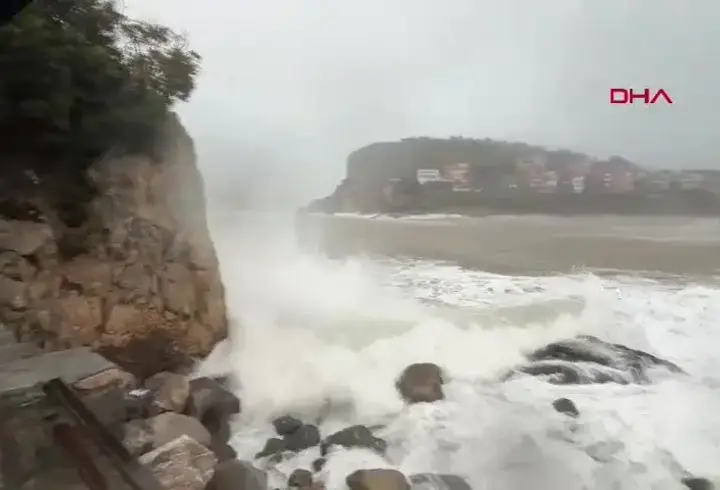Amasra’da Fırtına: Dalgaların Boyu 6 Metreye Ulaştı