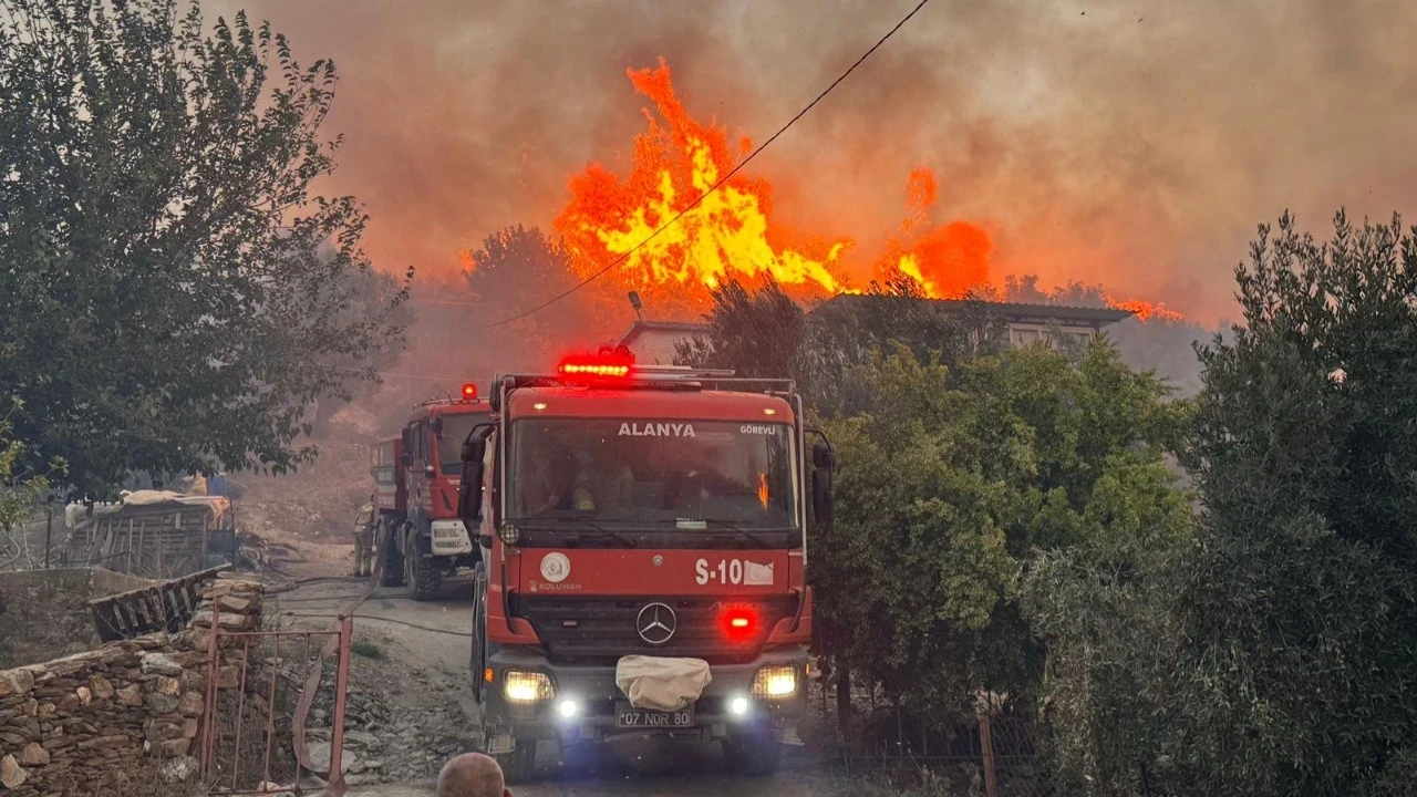 Alanya'da orman yangını: Elektrikler kesildi, evler boşaltıldı