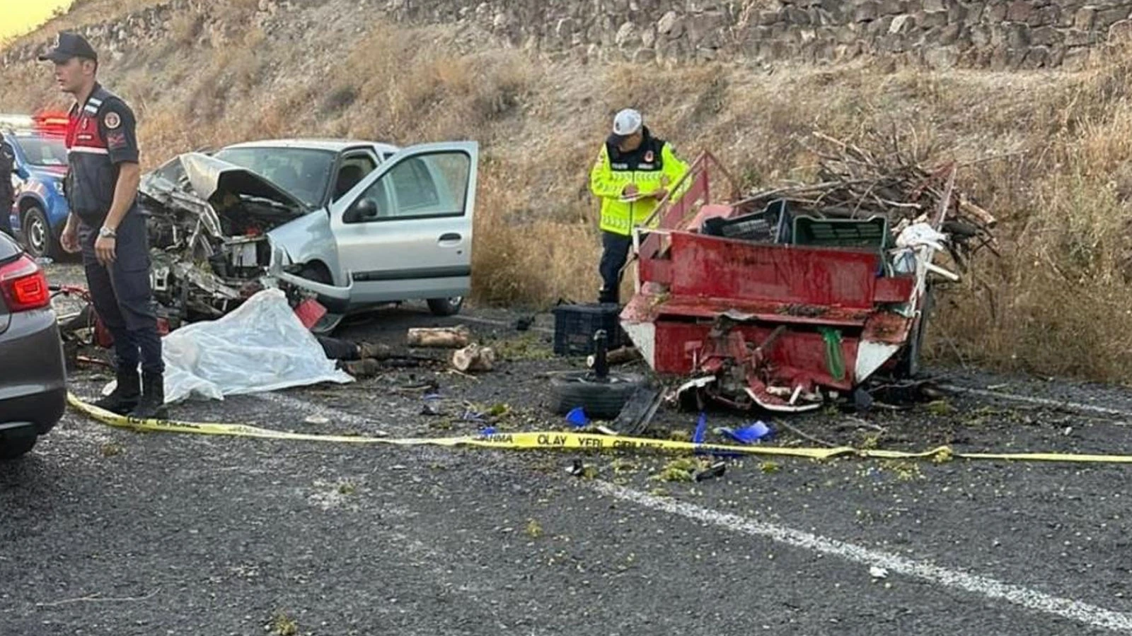 Tarım aracı ile otomobil çarpıştı: Ölü ve yaralılar var