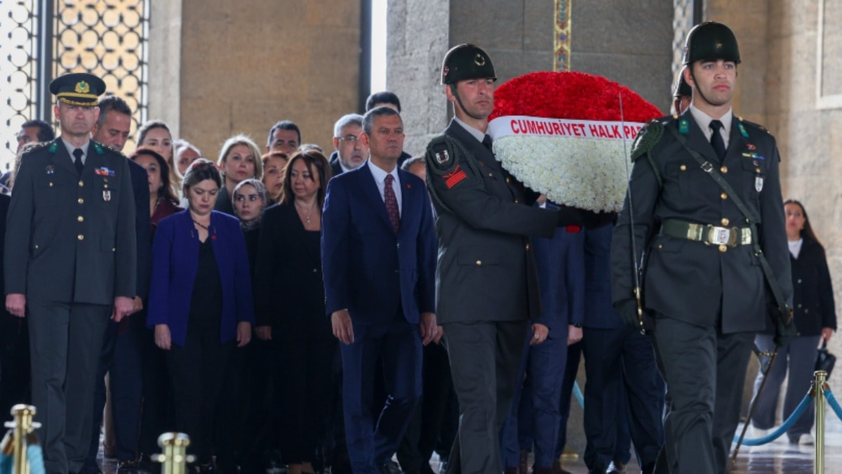 Özgür Özel ve YDK üyeleri Anıtkabir'i ziyaret etti
