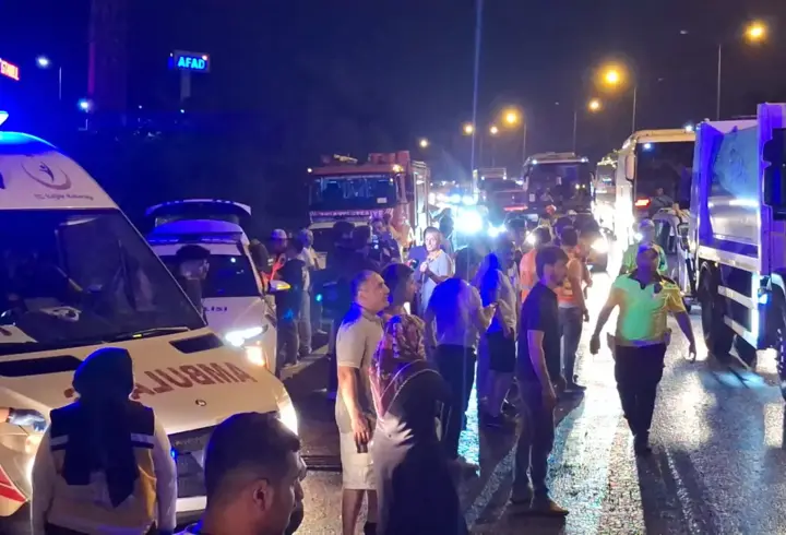 İstanbul - Eyüpsultan'da 16 aracın karıştığı zincirleme kaza: 6 yaralı