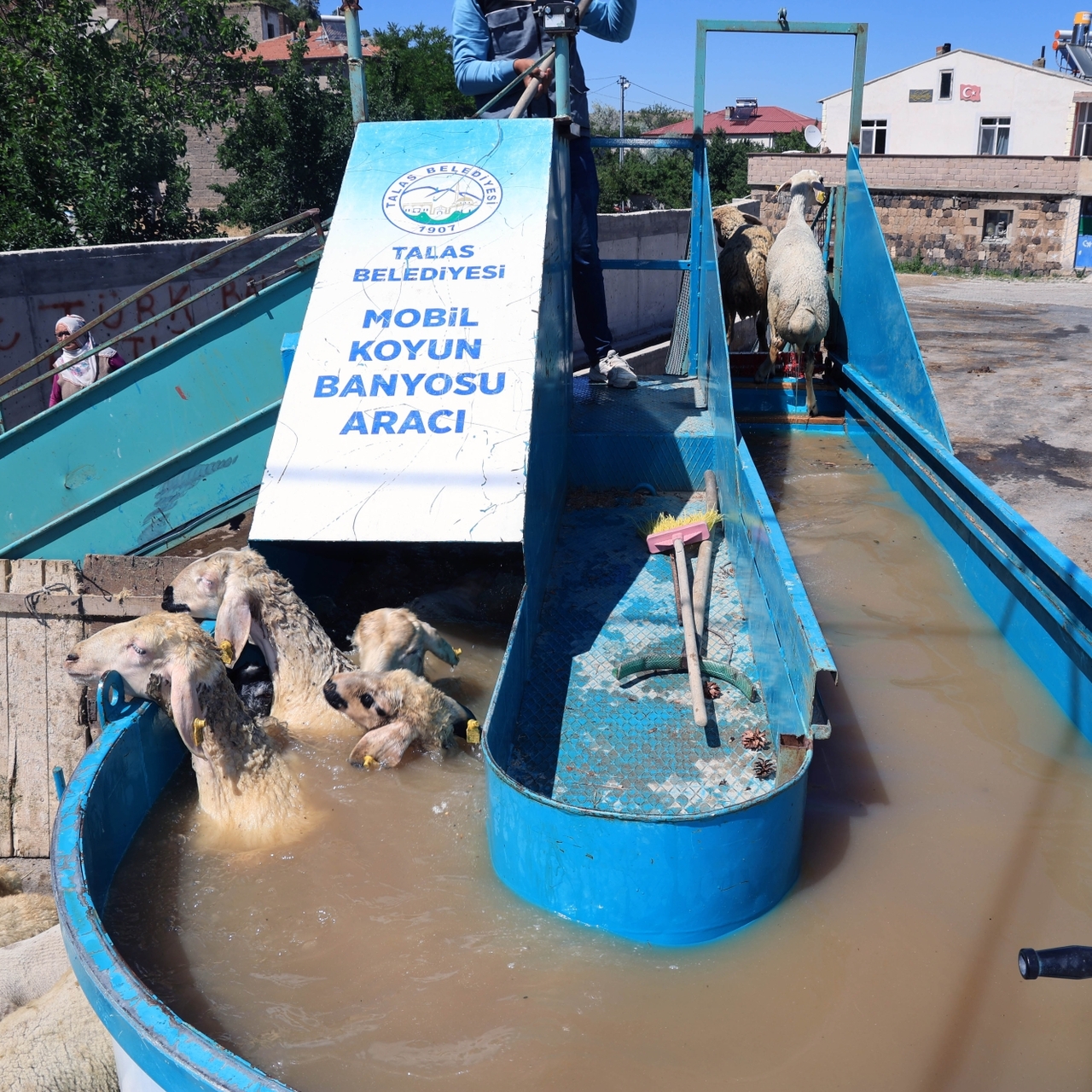Talas Belediyesi'nden keneye karşı "mobil banyo"